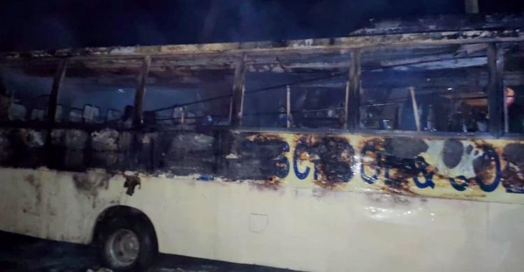 মানিকগঞ্জে স্কুলবাসে দুর্বৃত্তের আগুন
