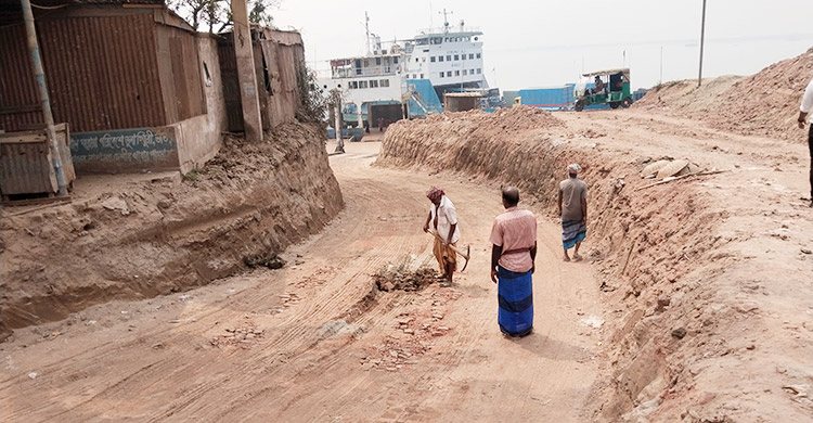 শেষ হয়নি মেরামত, ঈদযাত্রায় ভোগান্তির শঙ্কা পাটুরিয়া ফেরিঘাটে 