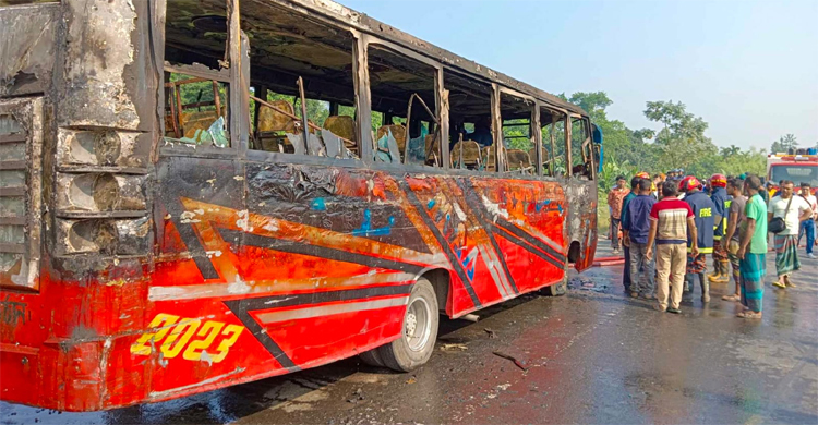 ঢাকা-আরিচা মহাসড়কে যাত্রীবেশে বাসে আগুন