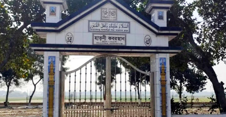 কবর খুঁড়ে মরদেহের মাথার খুলি চুরি