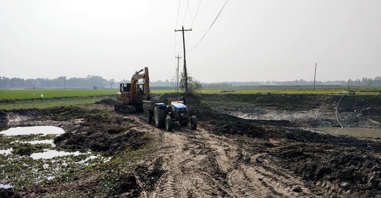 প্রভাব খাটিয়ে ফসলি জমির মাটি কাটছেন যুবদল নেতা