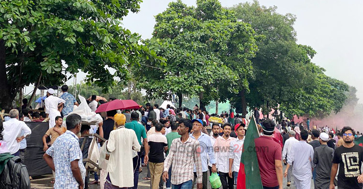 বৃষ্টি উপেক্ষা করে মানিক মিয়া অ্যাভিনিউয়ে মানুষের ঢল