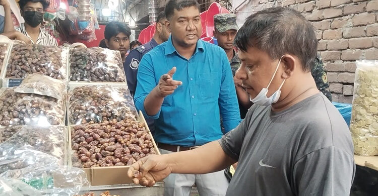 মানিকগঞ্জে খেজুরে তেল মাখিয়ে বিক্রি, দুই ব্যবসায়ীর জরিমানা