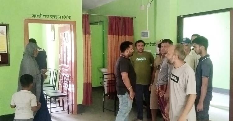 ঋণ নিতে এসে ব্যাংক ম্যানেজারের হামলার শিকার স্বামী-স্ত্রী