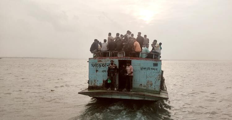 সাড়ে চার ঘণ্টা পর পাটুরিয়া-দৌলতদিয়ায় লঞ্চ চলাচল স্বাভাবিক