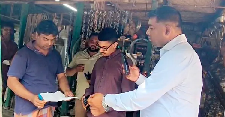 অতিরিক্ত দামে তেল বিক্রি, দুই ব্যবসায়ীর জরিমানা