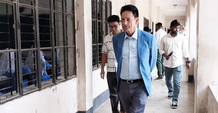 মানিকগঞ্জে আকস্মিক কেন্দ্র পরিদর্শনে শিক্ষামন্ত্রী