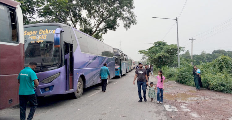 পাটুরিয়া পারাপারের অপেক্ষায় প্রায় ৩০০ যানবাহন