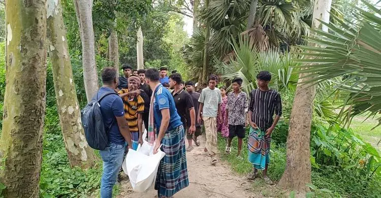 মাকে কুপিয়ে হত্যা করলেন মেয়ে