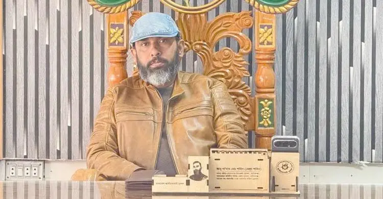আগের দিন ঝাড়ু মিছিল, পরদিন বহিষ্কার