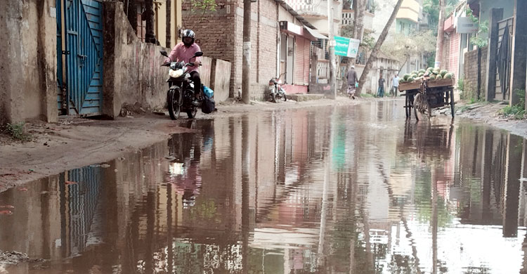 বৃষ্টি হলেই সড়কে হাঁটুপানি, ভোগান্তি চরমে