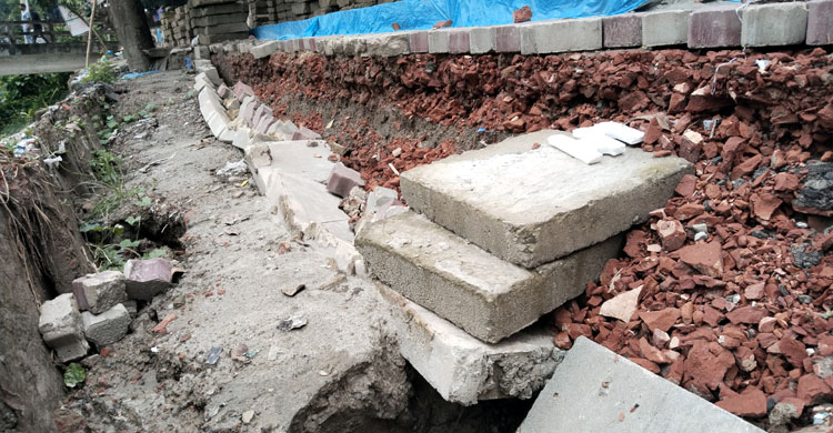 কাজ শেষ হওয়ার আগেই খুলে পড়ছে সিসি ব্লক