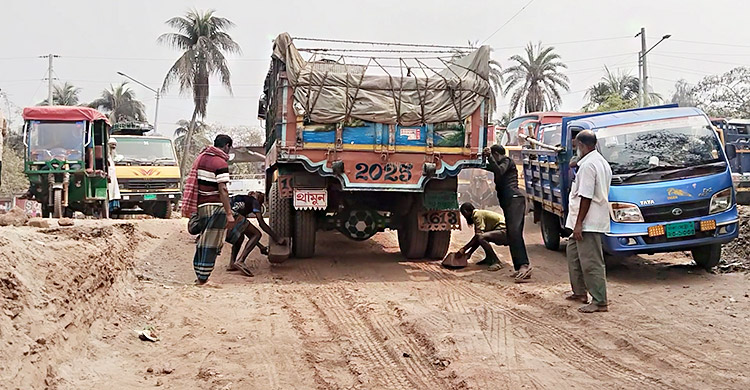 শেষ হয়নি মেরামত, ঈদযাত্রায় ভোগান্তির শঙ্কা পাটুরিয়া ফেরিঘাটে 