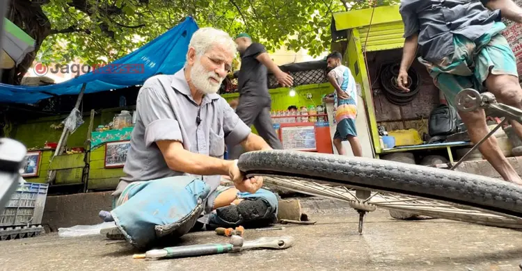 দুই পা হারিয়েও হার মানেননি মানিক মিয়া