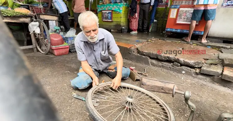 দুই পা হারিয়েও হার মানেননি মানিক মিয়া