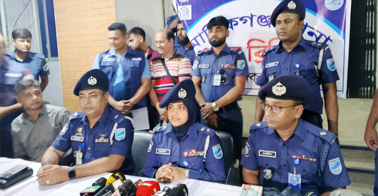 গ্রাহকদের সোনা আত্মসাৎ করতে দোকানমালিকের ডাকাতির নাটক