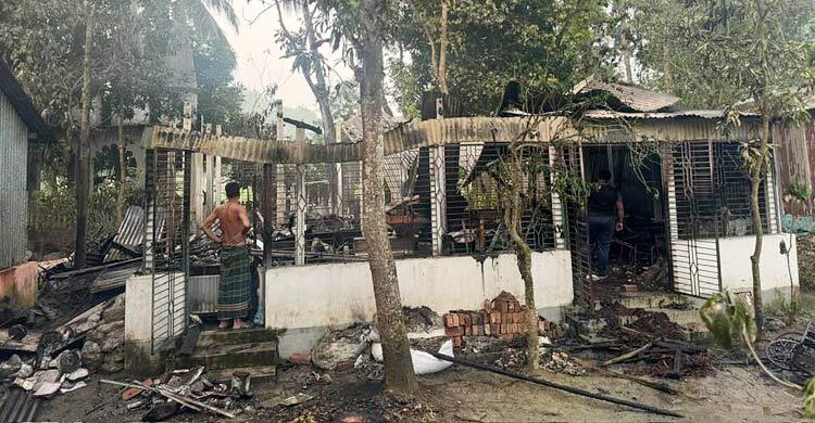 শিল্পী মানবেন্দ্র ঘোষের বাড়িতে আগুন, হামলাকারীদের ধরতে নির্দেশ