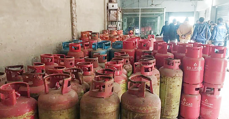 বাড়তি দামে গ্যাস সিলিন্ডার বিক্রি, ২ ডিলারকে দেড় লাখ টাকা জরিমানা