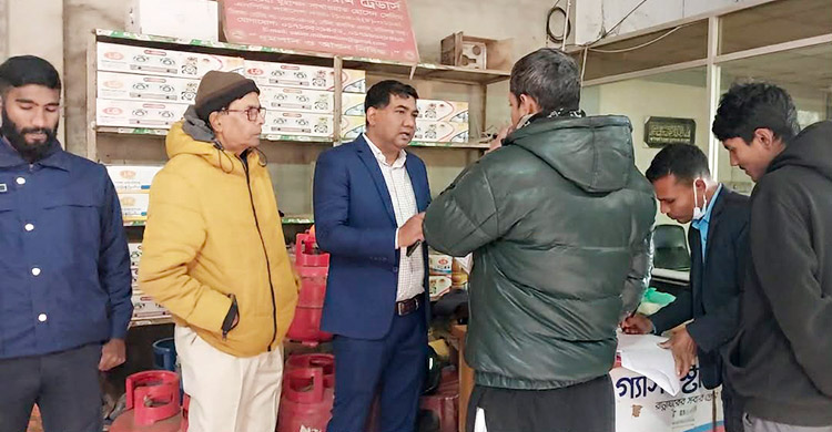 বাড়তি দামে গ্যাস সিলিন্ডার বিক্রি, ২ ডিলারকে দেড় লাখ টাকা জরিমানা