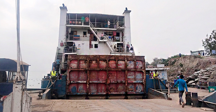 পাটুরিয়া-দৌলতদিয়ায় সাড়ে ৩ ঘণ্টা ফেরি চলাচল বন্ধ
