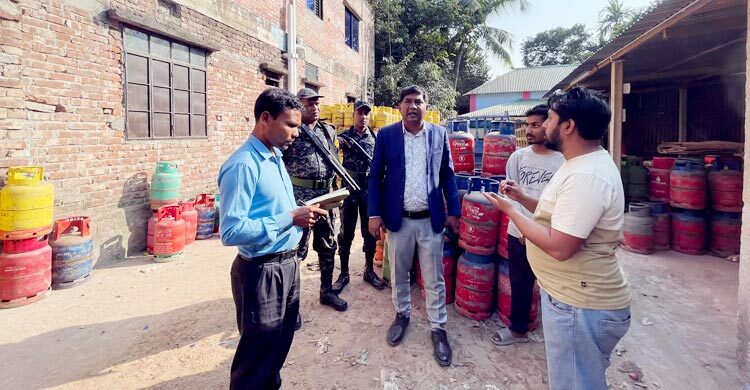 মানিকগঞ্জে বেশি দামে এলপিজি গ্যাস বিক্রি করায় ব্যবসায়ীকে জরিমানা