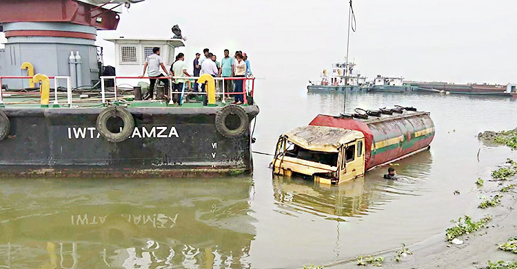 পদ্মায় ডুবে যাওয়ার ১৬ ঘণ্টা পর তেলবাহী লরি উদ্ধার