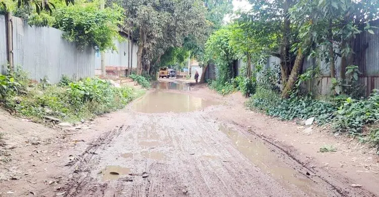 সড়ক নির্মাণে বিল যাচ্ছে, কাজ হচ্ছে না