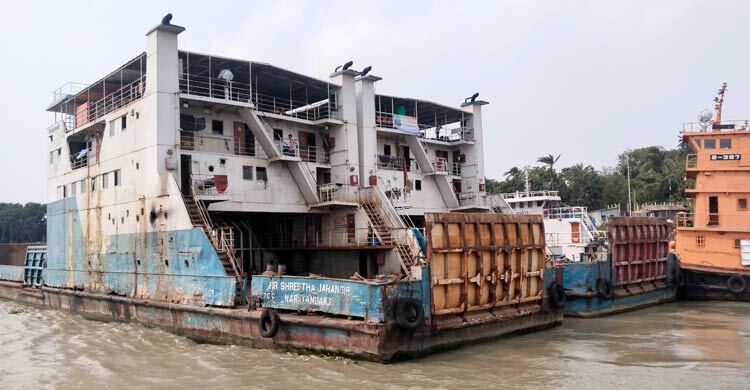 পাটুরিয়া-দৌলতদিয়া ঘাটে ফেরি চলাচল বন্ধ