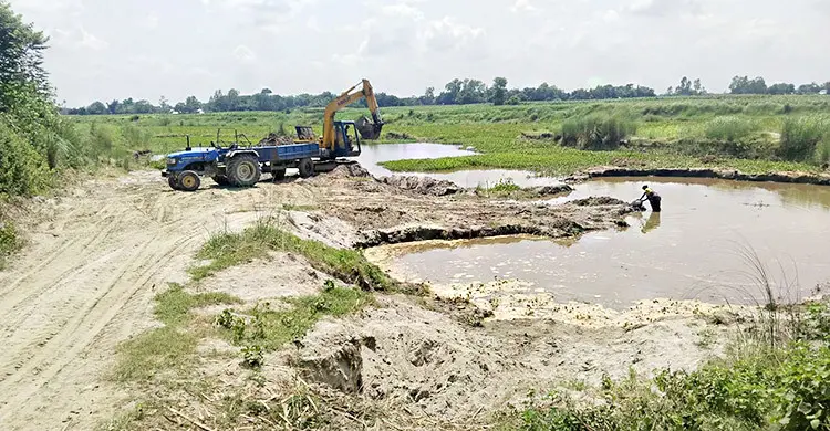 মানিকগঞ্জে কবরস্থান ভরাটের কথা বলে নদীপাড়ের মাটি লুটের অভিযোগ