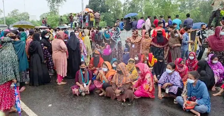 ঢাকা-আরিচা মহাসড়ক অবরোধ করে শ্রমিকদের বিক্ষোভ