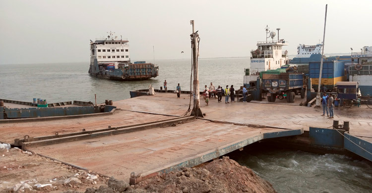 আধা ঘণ্টা বন্ধের পর পাটুরিয়া-দৌলতদিয়ায় ফেরি চলাচল শুরু
