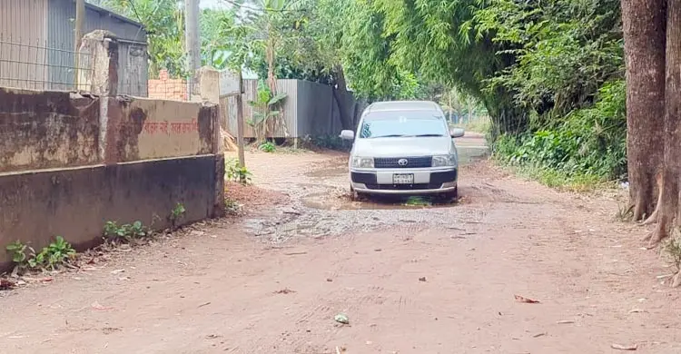 সড়ক নির্মাণে বিল যাচ্ছে, কাজ হচ্ছে না