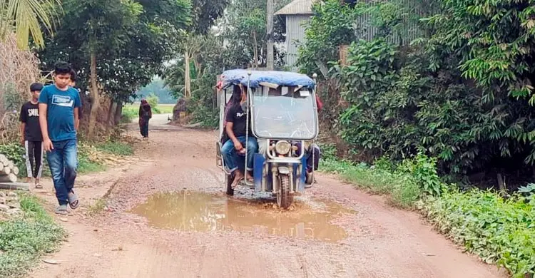 সড়ক নির্মাণে বিল যাচ্ছে, কাজ হচ্ছে না