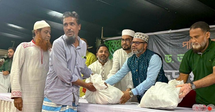 রমজান উপলক্ষে পুরান ঢাকায় খাদ্যসামগ্রী বিতরণ করলেন ড. আব্দুল মান্নান