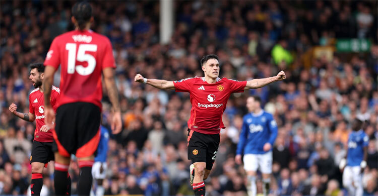 Late Ugarte goal earns Man Utd draw at Everton