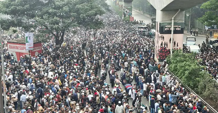 যতদূর চোখ যায় মানুষ আর মানুষ