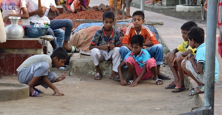 হারিয়ে যেতে বসেছে মার্বেল খেলা