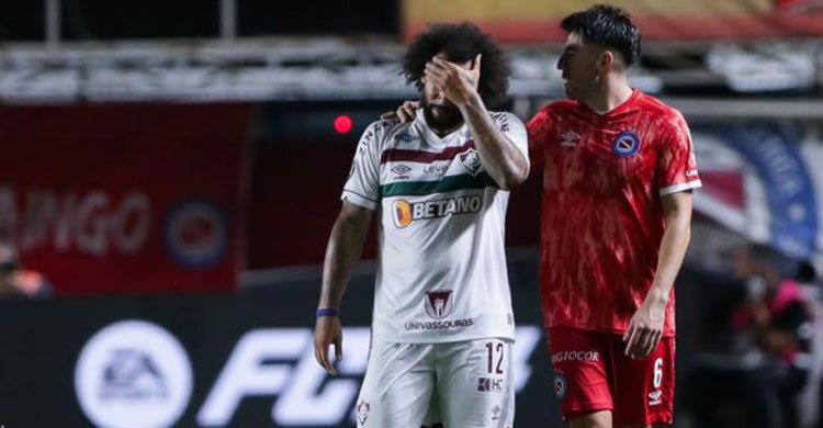 প্রতিপক্ষ ফুটবলারের পা ভেঙে নিজেই কেঁদে দিলেন ব্রাজিলিয়ান ফুটবলার