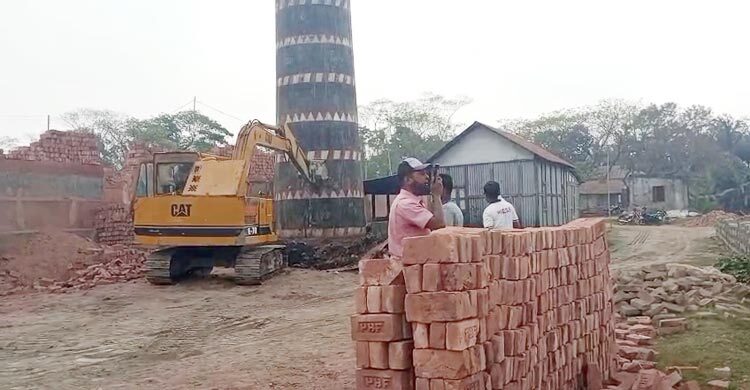 শরীয়তপুরে অননুমোদিত ইটভাটা গুঁড়িয়ে দিয়েছেন ভ্রাম্যমাণ আদালত