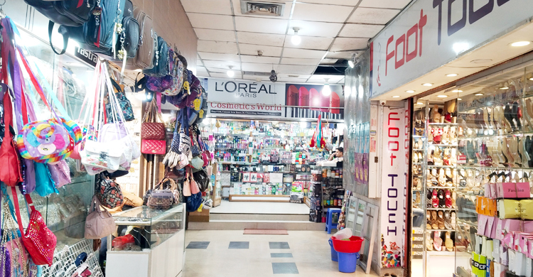 ক্রেতা কম, অলস সময় কাটছে বিক্রেতাদের