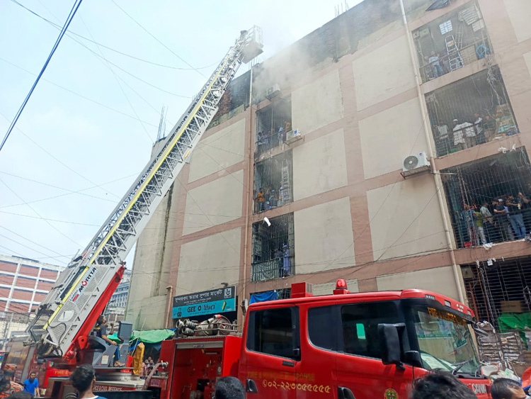 জজ মিয়ার দুই গোডাউন পুড়ে ছাই, কোটি টাকার ক্ষতি