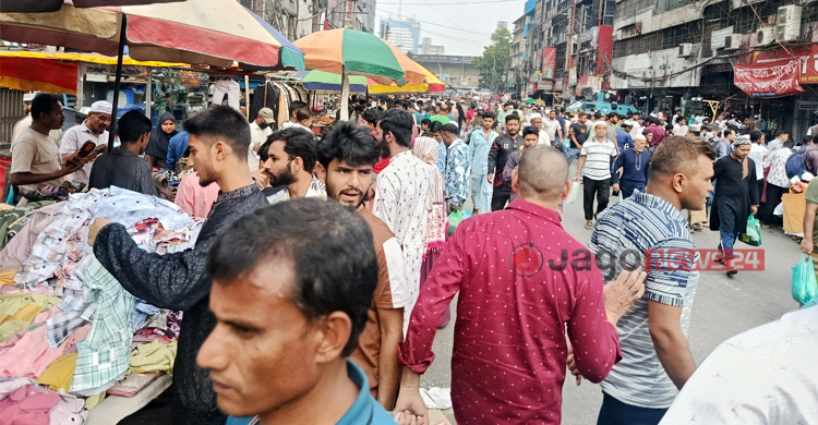 গুলিস্তানের ফুটপাতে জমজমাট ঈদের বেচাকেনা