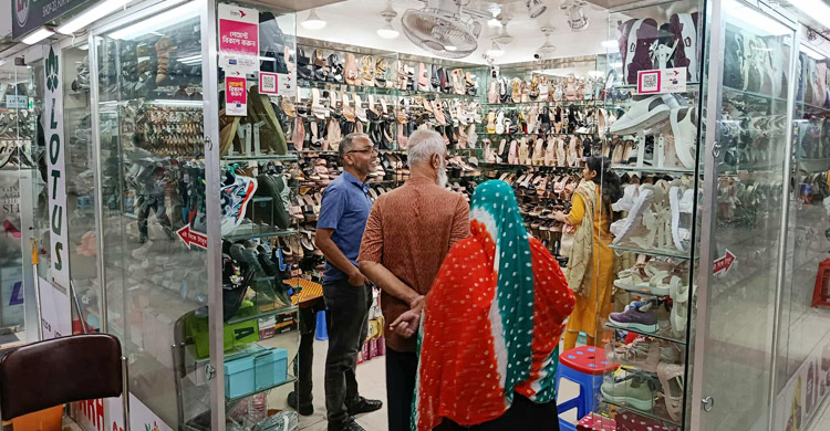 দুর্গাপূজা ঘিরে মৌচাক-তালতলা মার্কেটে কেনাকাটার ভিড়