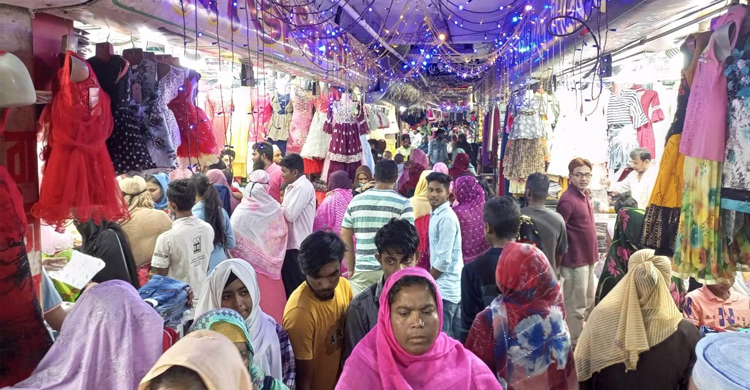 জমজমাট ঈদবাজারে স্বস্তিতে ব্যবসায়ীরা
