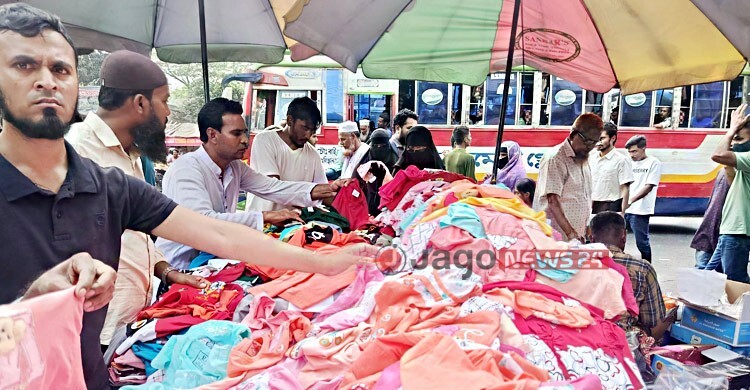 গুলিস্তানের ফুটপাতে জমজমাট ঈদের বেচাকেনা