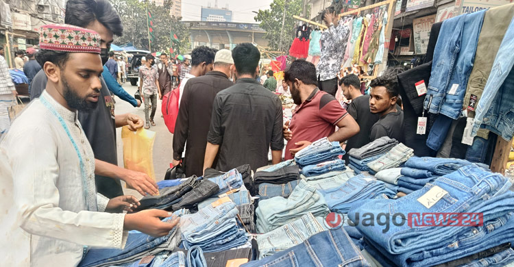 গুলিস্তানের ফুটপাতে জমজমাট ঈদের বেচাকেনা