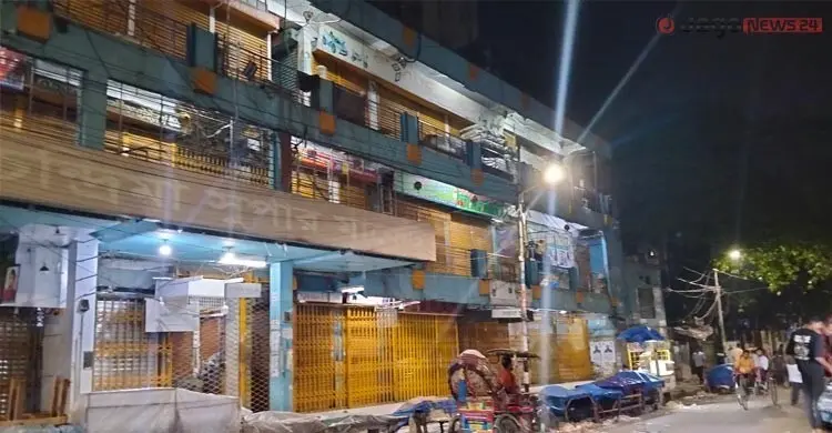 ‘রাতেই বিক্রি বেশি হয়, লস হলেও কিছু করার নেই’