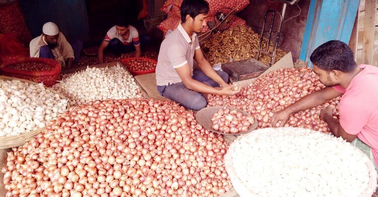 রংপুরে একদিনের ব্যবধানে ফের বেড়েছে পেঁয়াজের দাম