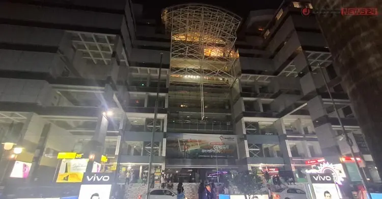 ৭টায় বন্ধ শপিংমল, পাশেই নিয়মের ‘বালাই নেই’