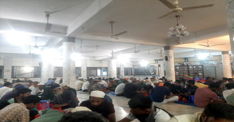 হাইকোর্ট মাজারে ইফতারে হাজারো মানুষের মিলনমেলা